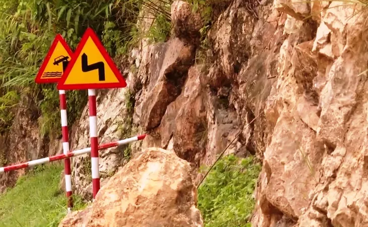 Đảm bảo an toàn giao thông mùa mưa bão - Ảnh 2.