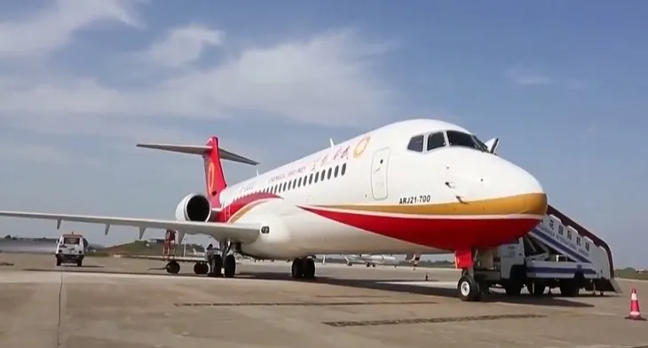 Trung Quốc trình diễn máy bay phản lực thế hệ mới ARJ21 - Ảnh 2. Trung Quốc trình diễn máy bay phản lực thế hệ mới ARJ21 - Ảnh 2.