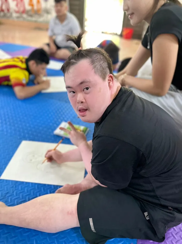 Triển lãm “Cam-Hoạ-Sắc” lan tỏa lòng biết ơn tới những nạn nhân nhiễm chất độc màu da cam - Ảnh 5. Triển lãm “Cam-Hoạ-Sắc” lan tỏa lòng biết ơn tới những nạn nhân nhiễm chất độc màu da cam - Ảnh 5.