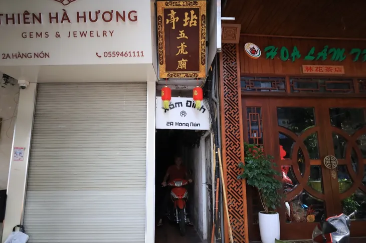 Bất ngờ “phế tích” đình Hàng Thiếc trong con ngõ nhỏ đang dần biến mất - Ảnh 1. Bất ngờ “phế tích” đình Hàng Thiếc trong con ngõ nhỏ đang dần biến mất - Ảnh 1.