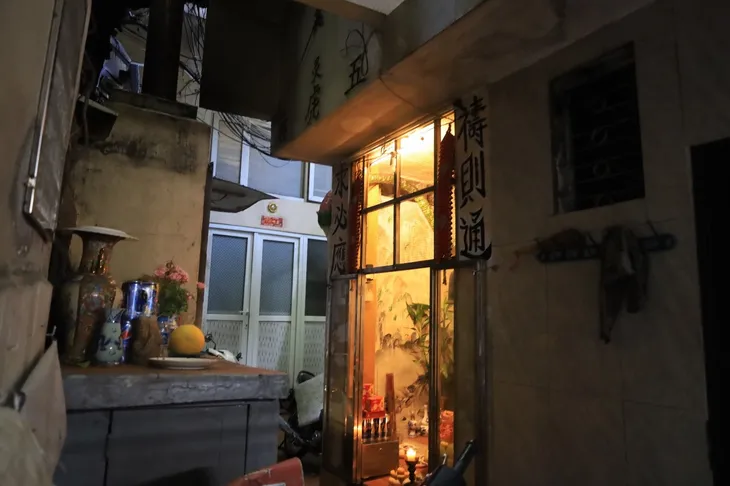Bất ngờ “phế tích” đình Hàng Thiếc trong con ngõ nhỏ đang dần biến mất - Ảnh 2. Bất ngờ “phế tích” đình Hàng Thiếc trong con ngõ nhỏ đang dần biến mất - Ảnh 2.