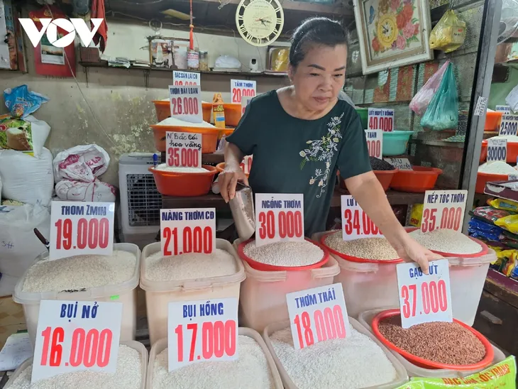 Gạo tăng giá tại các chợ truyền thống của TP Hồ Chí Minh - Ảnh 1. Gạo tăng giá tại các chợ truyền thống của TP Hồ Chí Minh - Ảnh 1.