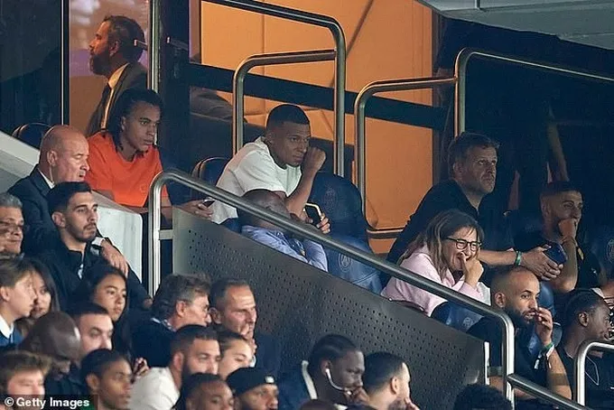 Vắng Mbappe, Paris Saint Germain bị cầm hòa tại vòng 1 Ligue 1 - Ảnh 1. Vắng Mbappe, Paris Saint Germain bị cầm hòa tại vòng 1 Ligue 1 - Ảnh 1.