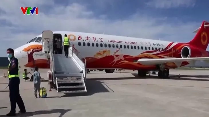 Trung Quốc trình diễn máy bay phản lực thế hệ mới ARJ21 - Ảnh 1. Trung Quốc trình diễn máy bay phản lực thế hệ mới ARJ21 - Ảnh 1.