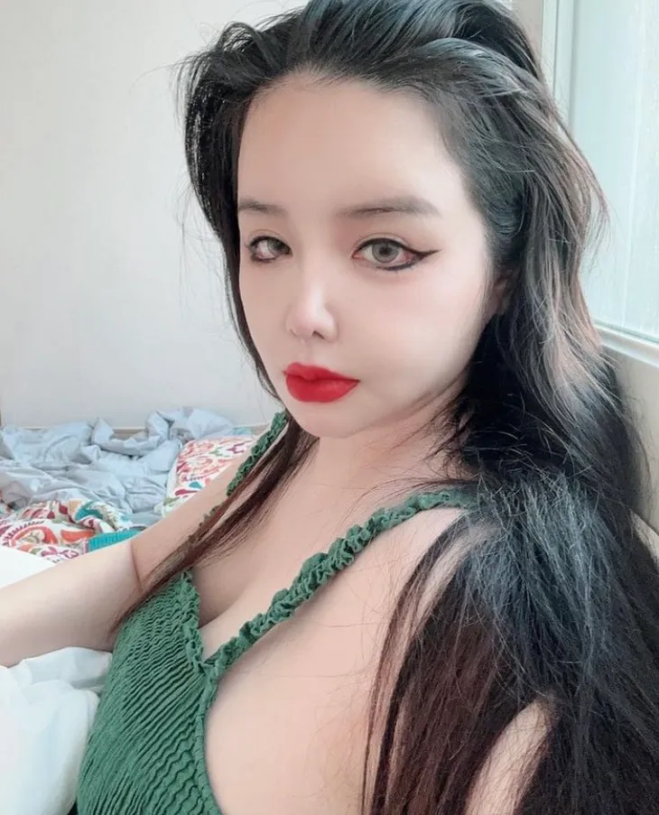 Park Bom (2NE1) gây xôn xao với ngoại hình lạ - Ảnh 1. Park Bom (2NE1) gây xôn xao với ngoại hình lạ - Ảnh 1.