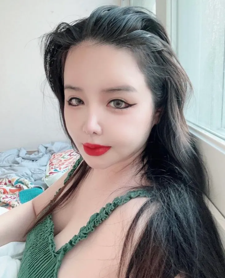 Park Bom (2NE1) gây xôn xao với ngoại hình lạ - Ảnh 3. Park Bom (2NE1) gây xôn xao với ngoại hình lạ - Ảnh 3.