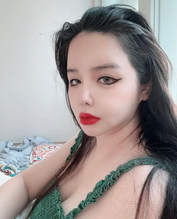 Park Bom (2NE1) gây xôn xao với ngoại hình lạ - Ảnh 2. Park Bom (2NE1) gây xôn xao với ngoại hình lạ - Ảnh 2.