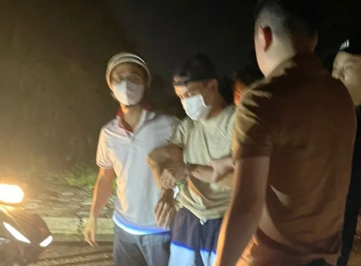 Xuyên đêm giải cứu bé trai 7 tuổi bị bắt cóc - Ảnh 2. Xuyên đêm giải cứu bé trai 7 tuổi bị bắt cóc - Ảnh 2.