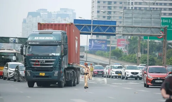 Hà Nội ra quân kiểm soát xe khách, xe trọng tải lớn - Ảnh 1. Hà Nội ra quân kiểm soát xe khách, xe trọng tải lớn - Ảnh 1.