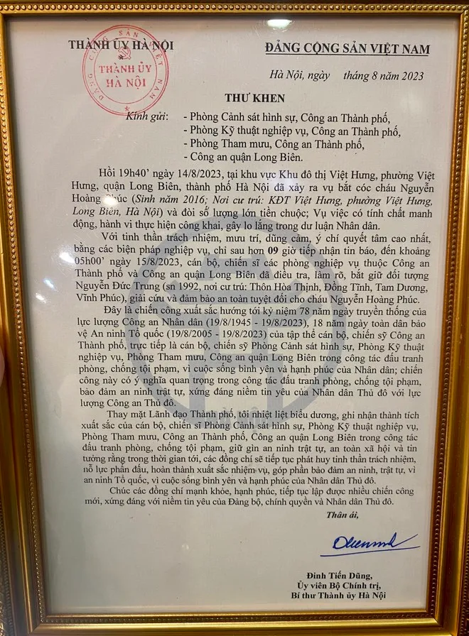 Bộ Công an và Thành ủy Hà Nội khen thưởng chiến công giải cứu bé trai bị bắt cóc - Ảnh 1. Bộ Công an và Thành ủy Hà Nội khen thưởng chiến công giải cứu bé trai bị bắt cóc - Ảnh 1.