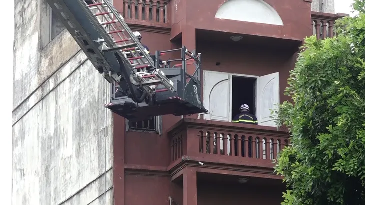 Hà Nội: Nổ khí gas tại phố Yên Phụ, ít nhất 3 người bị thương - Ảnh 5. Hà Nội: Nổ khí gas tại phố Yên Phụ, ít nhất 3 người bị thương - Ảnh 5.