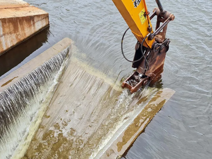 Cắt ngưỡng tràn, hạ thấp mực nước hồ Đắk N’ting, Đắk Nông - Ảnh 2. Cắt ngưỡng tràn, hạ thấp mực nước hồ Đắk N’ting, Đắk Nông - Ảnh 2.