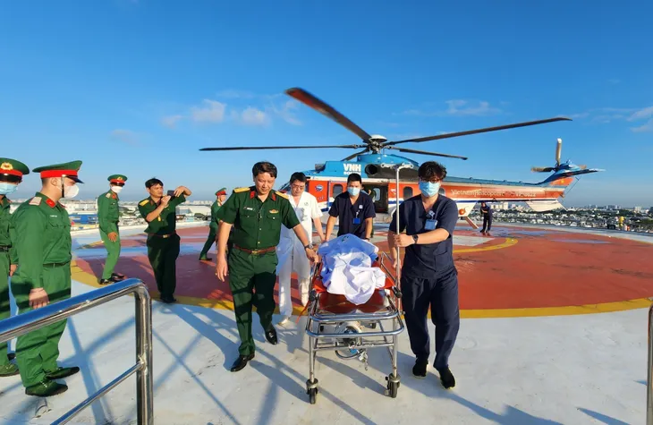 Kịp thời đưa ngư dân bị nạn từ Trường Sa về đất liền điều trị - Ảnh 4. Kịp thời đưa ngư dân bị nạn từ Trường Sa về đất liền điều trị - Ảnh 4.