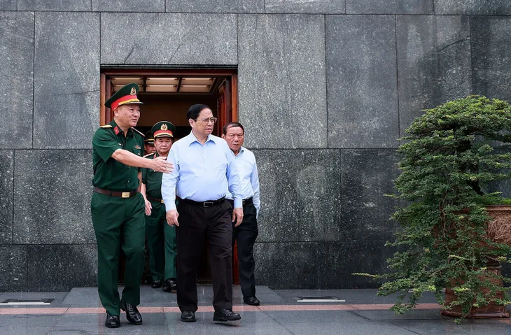 Thủ tướng kiểm tra công tác tu bổ Lăng Chủ tịch Hồ Chí Minh - Ảnh 4. Thủ tướng kiểm tra công tác tu bổ Lăng Chủ tịch Hồ Chí Minh - Ảnh 4.