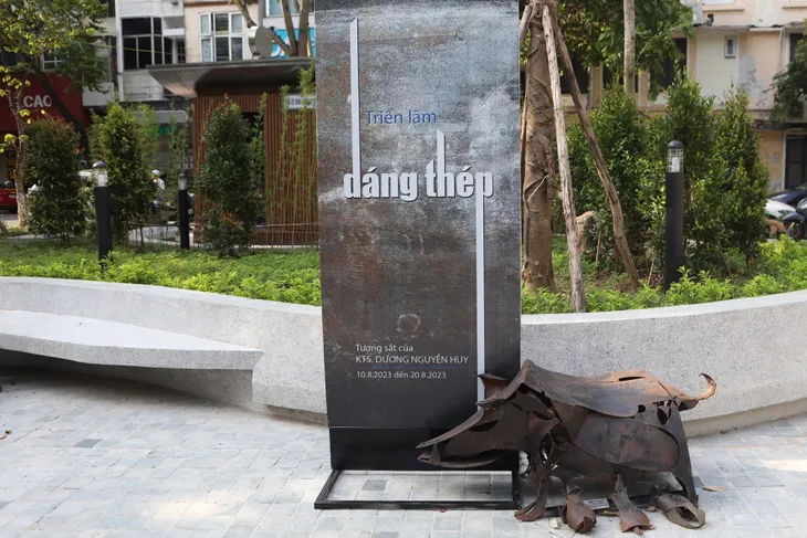 Những tác phẩm nghệ thuật được làm từ mớ sắt vụn ở Hà Nội - Ảnh 1. Những tác phẩm nghệ thuật được làm từ mớ sắt vụn ở Hà Nội - Ảnh 1.