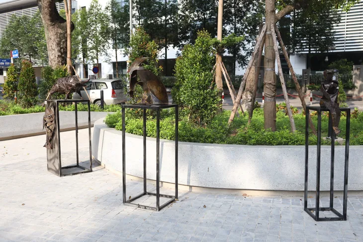 Những tác phẩm nghệ thuật được làm từ mớ sắt vụn ở Hà Nội - Ảnh 3. Những tác phẩm nghệ thuật được làm từ mớ sắt vụn ở Hà Nội - Ảnh 3.