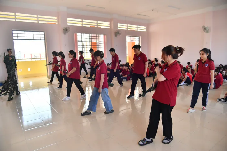 Kiên Giang: Làm mới bộ môn giáo dục Quốc phòng – An ninh cho học sinh, sinh viên - Ảnh 2. Kiên Giang: Làm mới bộ môn giáo dục Quốc phòng – An ninh cho học sinh, sinh viên - Ảnh 2.