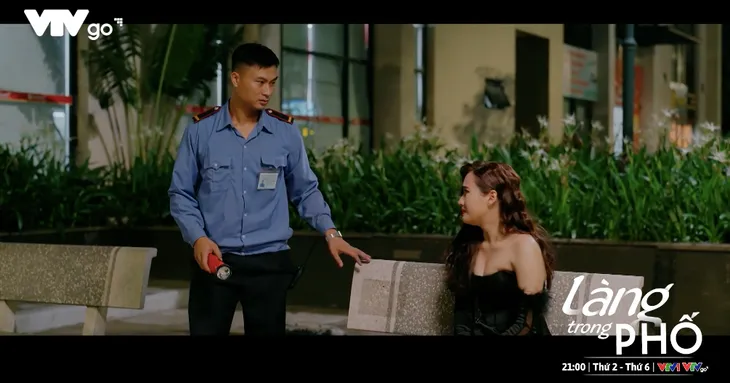 Làng trong phố - Tập 13: Buồn tủi vì cô đơn, Nhung muốn dựa vào vai Hiếu - Ảnh 6. Làng trong phố - Tập 13: Buồn tủi vì cô đơn, Nhung muốn dựa vào vai Hiếu - Ảnh 6.