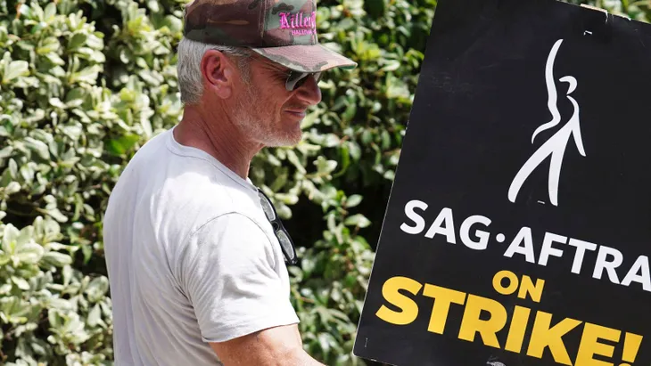 Từ Brad Pitt đến Jane Fonda: Sao Hollywood xuống đường ủng hộ cuộc đình công của diễn viên - Ảnh 1. Từ Brad Pitt đến Jane Fonda: Sao Hollywood xuống đường ủng hộ cuộc đình công của diễn viên - Ảnh 1.