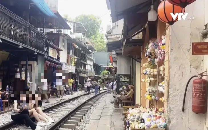 Cà phê đường tàu lại nhộn nhịp như chưa từng có lệnh cấm - Ảnh 1. Cà phê đường tàu lại nhộn nhịp như chưa từng có lệnh cấm - Ảnh 1.