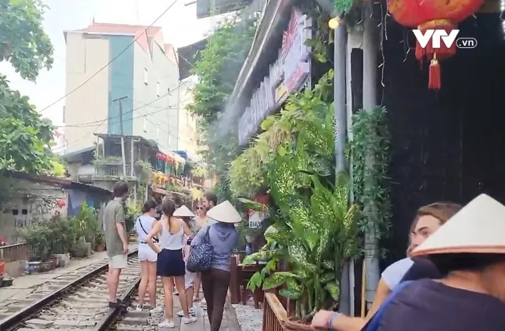 Cà phê đường tàu lại nhộn nhịp như chưa từng có lệnh cấm - Ảnh 3. Cà phê đường tàu lại nhộn nhịp như chưa từng có lệnh cấm - Ảnh 3.