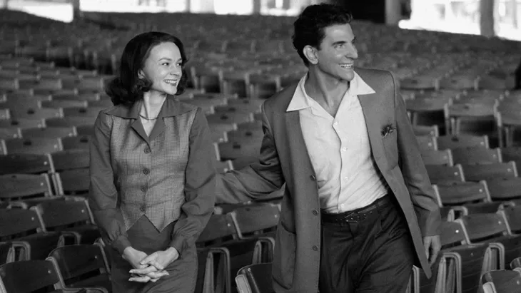Các con của nhạc trưởng Leonard Bernstein không phiền khi Bradley Cooper đeo mũi giả - Ảnh 2. Các con của nhạc trưởng Leonard Bernstein không phiền khi Bradley Cooper đeo mũi giả - Ảnh 2.