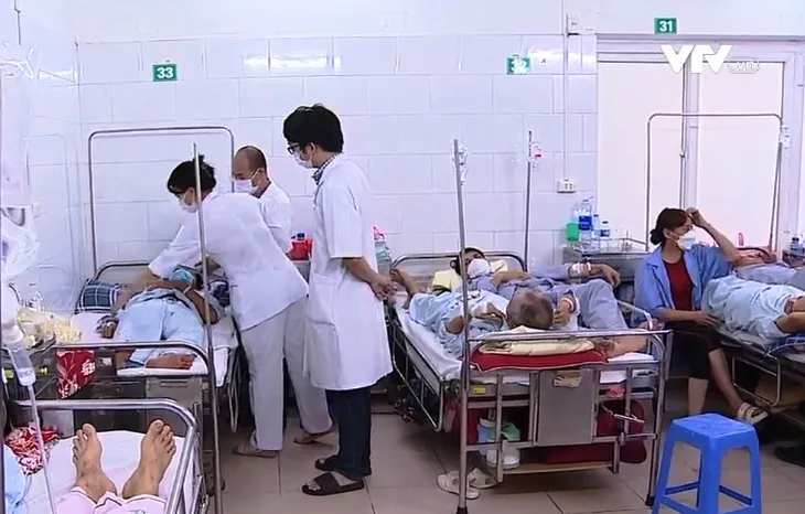 Sốt xuất huyết tại Hà Nội sắp vào đỉnh dịch - Ảnh 1. Sốt xuất huyết tại Hà Nội sắp vào đỉnh dịch - Ảnh 1.