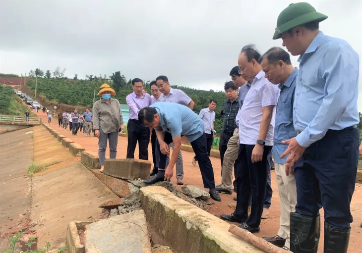 Khảo sát diễn biến sạt lở tại hồ Đắk NTing - Ảnh 2. Khảo sát diễn biến sạt lở tại hồ Đắk NTing - Ảnh 2.