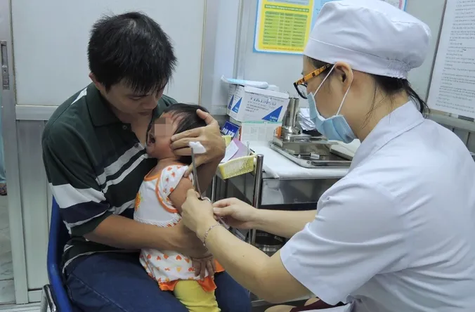 Tiêm ngừa vaccine 5 trong 1 được phân bổ cho trẻ - Ảnh 1. Tiêm ngừa vaccine 5 trong 1 được phân bổ cho trẻ - Ảnh 1.