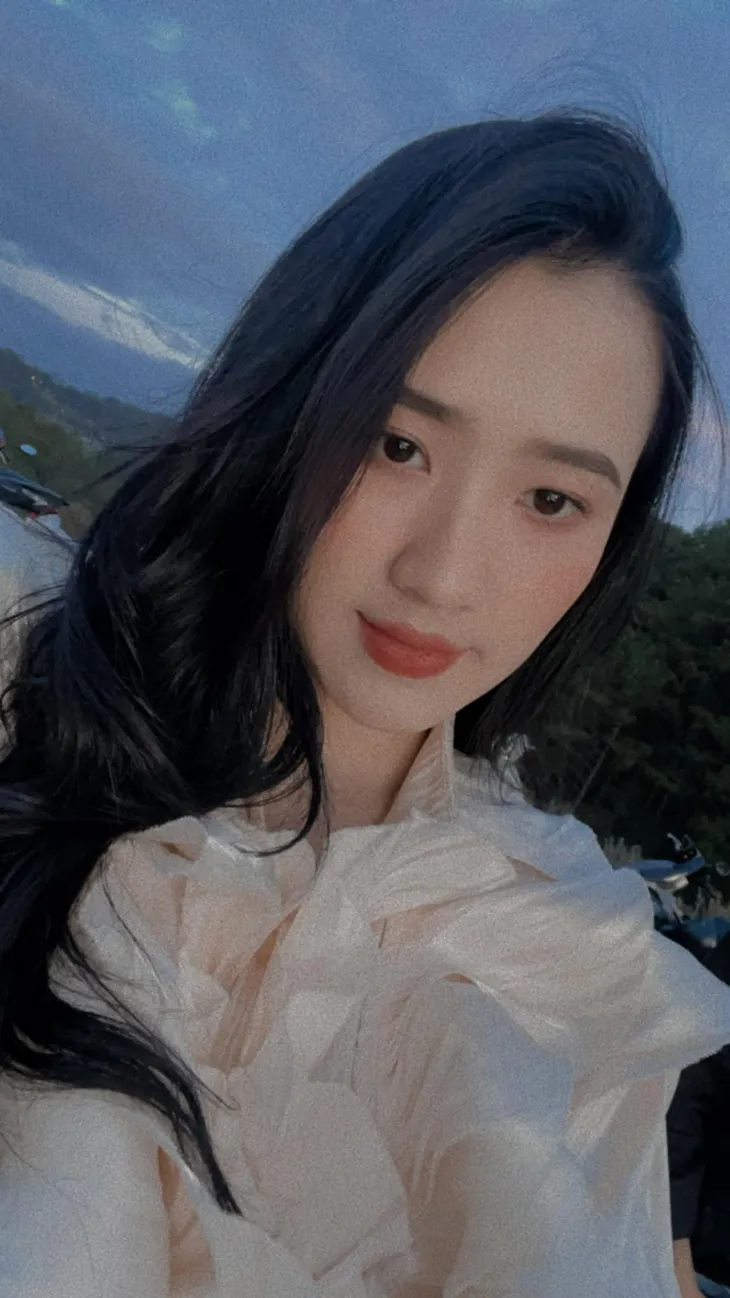Ảnh đời thực quyến rũ của cô nàng tiểu tam phim Làng trong phố - Ảnh 11. Ảnh đời thực quyến rũ của cô nàng tiểu tam phim Làng trong phố - Ảnh 11.