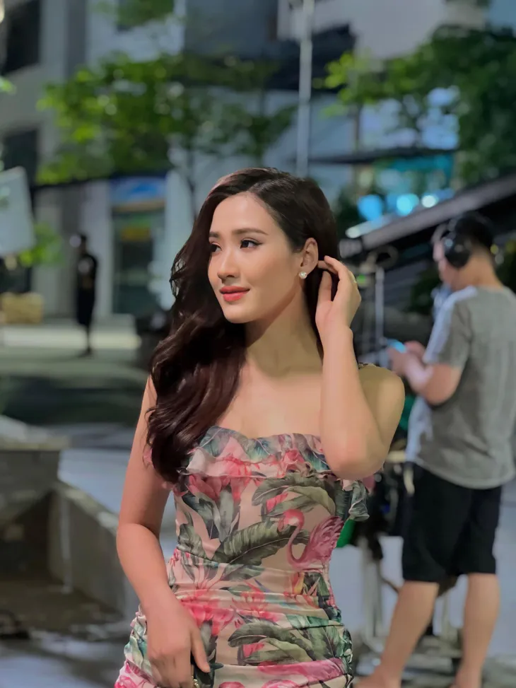 Ảnh đời thực quyến rũ của cô nàng tiểu tam phim Làng trong phố - Ảnh 3. Ảnh đời thực quyến rũ của cô nàng tiểu tam phim Làng trong phố - Ảnh 3.