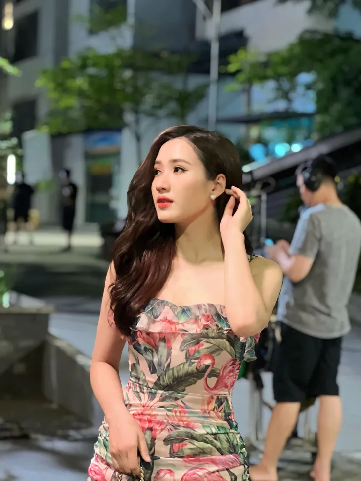 Ảnh đời thực quyến rũ của cô nàng tiểu tam phim Làng trong phố - Ảnh 2. Ảnh đời thực quyến rũ của cô nàng tiểu tam phim Làng trong phố - Ảnh 2.