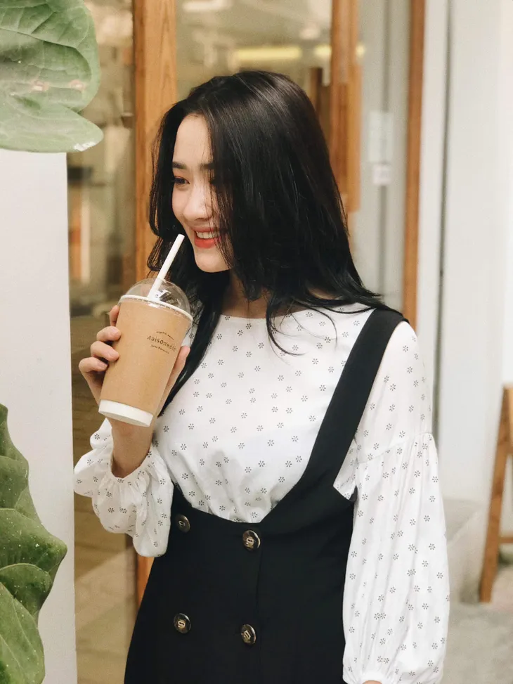 Ảnh đời thực quyến rũ của cô nàng tiểu tam phim Làng trong phố - Ảnh 17. Ảnh đời thực quyến rũ của cô nàng tiểu tam phim Làng trong phố - Ảnh 17.