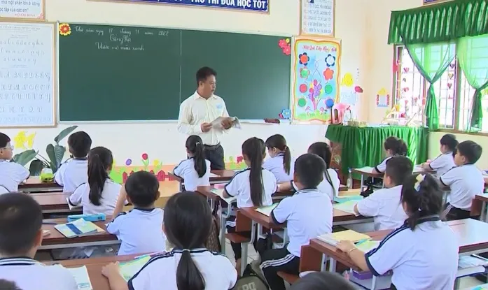 Nỗ lực giải bài toán thiếu giáo viên ở vùng biên - Ảnh 2. Nỗ lực giải bài toán thiếu giáo viên ở vùng biên - Ảnh 2.