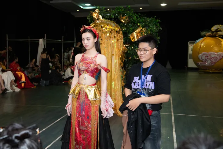 Nhiều nhà thiết kế trẻ tranh tài với phần thi trang phục dân tộc của Miss Grand Vietnam 2023 - Ảnh 4. Nhiều nhà thiết kế trẻ tranh tài với phần thi trang phục dân tộc của Miss Grand Vietnam 2023 - Ảnh 4.