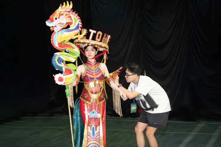 Nhiều nhà thiết kế trẻ tranh tài với phần thi trang phục dân tộc của Miss Grand Vietnam 2023 - Ảnh 5. Nhiều nhà thiết kế trẻ tranh tài với phần thi trang phục dân tộc của Miss Grand Vietnam 2023 - Ảnh 5.