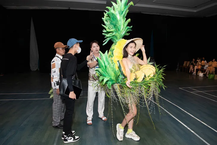Nhiều nhà thiết kế trẻ tranh tài với phần thi trang phục dân tộc của Miss Grand Vietnam 2023 - Ảnh 6. Nhiều nhà thiết kế trẻ tranh tài với phần thi trang phục dân tộc của Miss Grand Vietnam 2023 - Ảnh 6.
