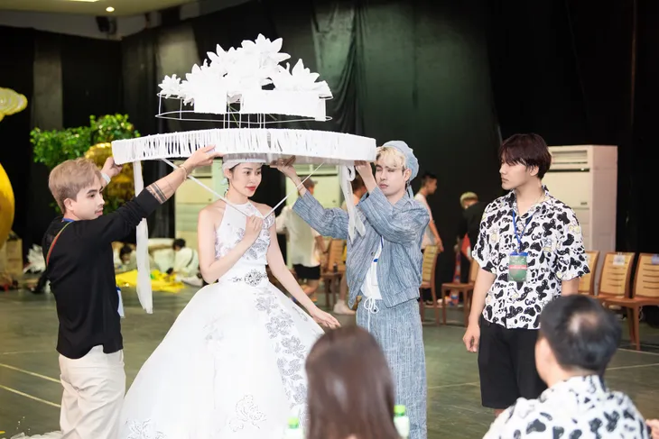 Nhiều nhà thiết kế trẻ tranh tài với phần thi trang phục dân tộc của Miss Grand Vietnam 2023 - Ảnh 1. Nhiều nhà thiết kế trẻ tranh tài với phần thi trang phục dân tộc của Miss Grand Vietnam 2023 - Ảnh 1.