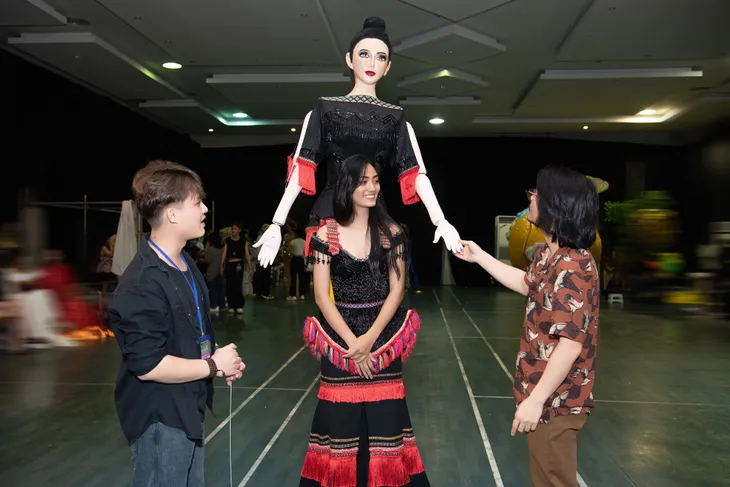 Nhiều nhà thiết kế trẻ tranh tài với phần thi trang phục dân tộc của Miss Grand Vietnam 2023 - Ảnh 9. Nhiều nhà thiết kế trẻ tranh tài với phần thi trang phục dân tộc của Miss Grand Vietnam 2023 - Ảnh 9.