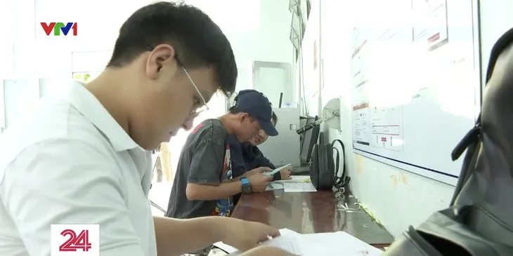 Giải quyết tình trạng nghẽn mạng đăng ký xe - Ảnh 2. Giải quyết tình trạng nghẽn mạng đăng ký xe - Ảnh 2.