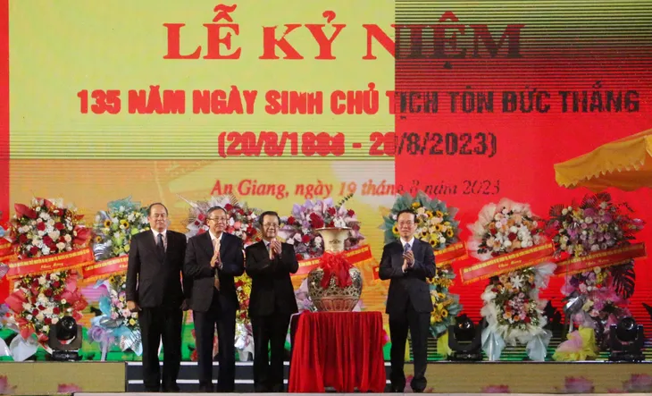 Chủ tịch nước Võ Văn Thưởng dự Lễ kỷ niệm 135 năm ngày sinh Chủ tịch Tôn Đức Thắng - Ảnh 5. Chủ tịch nước Võ Văn Thưởng dự Lễ kỷ niệm 135 năm ngày sinh Chủ tịch Tôn Đức Thắng - Ảnh 5.
