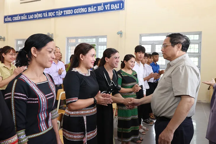 Thủ tướng kiểm tra công tác chuẩn bị năm học mới - Ảnh 1. Thủ tướng kiểm tra công tác chuẩn bị năm học mới - Ảnh 1.