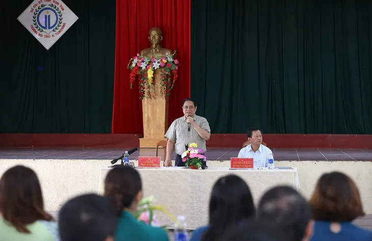 Thủ tướng kiểm tra công tác chuẩn bị năm học mới - Ảnh 2. Thủ tướng kiểm tra công tác chuẩn bị năm học mới - Ảnh 2.