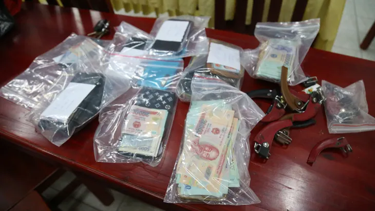 Triệt xóa sới gà có tiền cược lên đến 300 triệu đồng - Ảnh 2. Triệt xóa sới gà có tiền cược lên đến 300 triệu đồng - Ảnh 2.