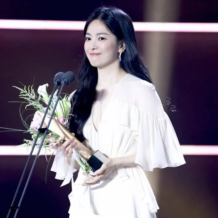 Song Hye Kyo và sự công nhận ở tuổi 40 - Ảnh 1. Song Hye Kyo và sự công nhận ở tuổi 40 - Ảnh 1.