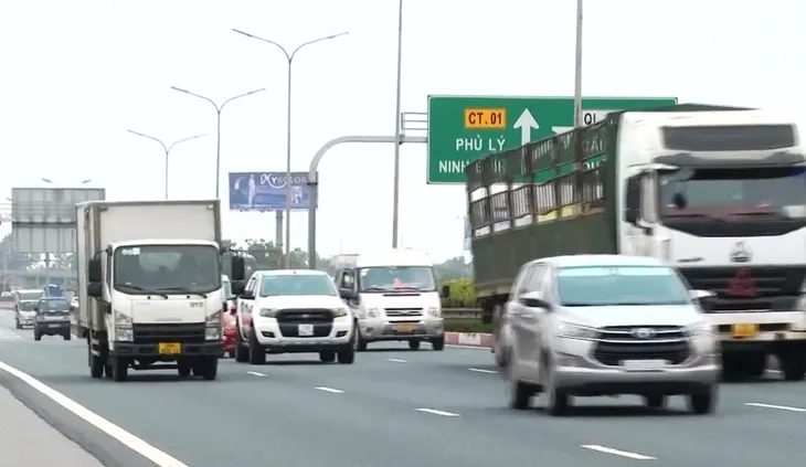 Tăng cường văn hóa đi đường cần sự kiên trì từ cả cơ quan quản lý và người dân - Ảnh 2. Tăng cường văn hóa đi đường cần sự kiên trì từ cả cơ quan quản lý và người dân - Ảnh 2.