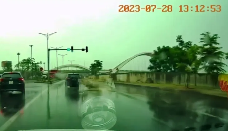 Xe ô tô vượt đèn đỏ gây tai nạn rồi bỏ chạy - Ảnh 3. Xe ô tô vượt đèn đỏ gây tai nạn rồi bỏ chạy - Ảnh 3.
