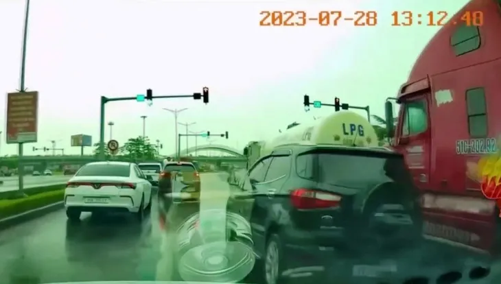 Xe ô tô vượt đèn đỏ gây tai nạn rồi bỏ chạy - Ảnh 2. Xe ô tô vượt đèn đỏ gây tai nạn rồi bỏ chạy - Ảnh 2.