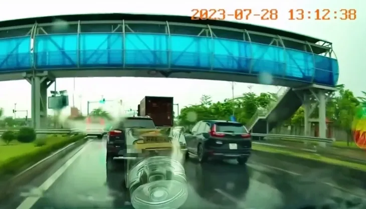 Xe ô tô vượt đèn đỏ gây tai nạn rồi bỏ chạy - Ảnh 1. Xe ô tô vượt đèn đỏ gây tai nạn rồi bỏ chạy - Ảnh 1.