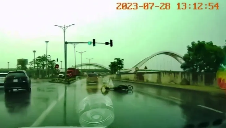 Xe ô tô vượt đèn đỏ gây tai nạn rồi bỏ chạy - Ảnh 4. Xe ô tô vượt đèn đỏ gây tai nạn rồi bỏ chạy - Ảnh 4.